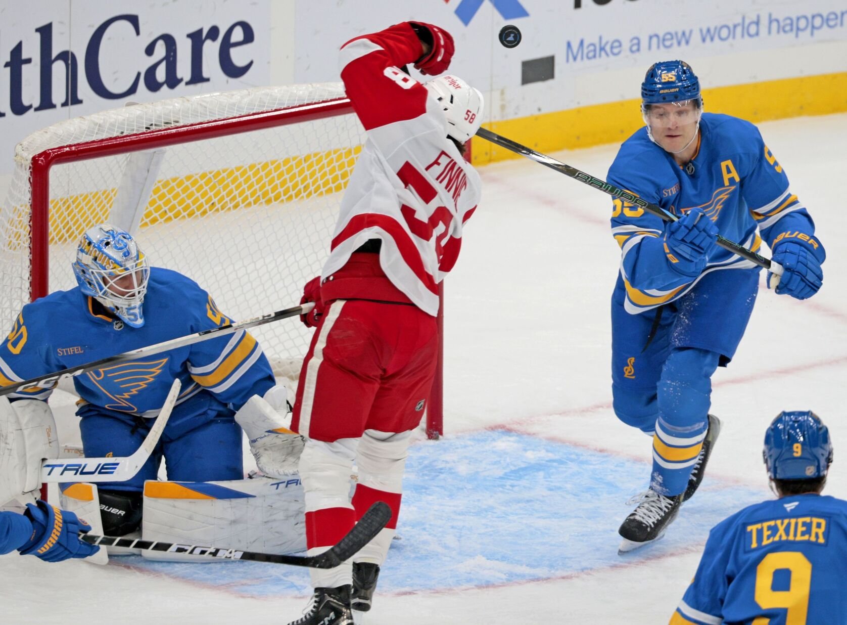 最新杏吧原创 Blues lose 5-2 to the Red Wings